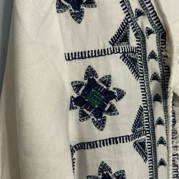 Lucky Brand Embroidered White Blue & Green boho Women's Top 3/4 size medium - Picture 4 of 9